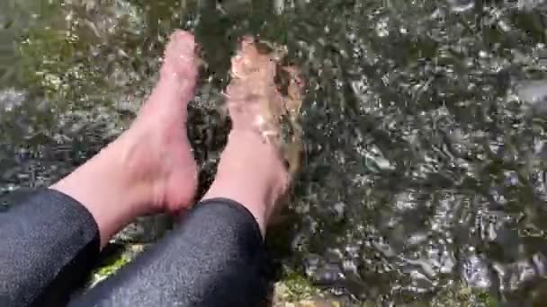 Kız Ayaklarını Dağ Nehrine Koydu Hızlı Akan Bir Nehirde Kadınların — Stok video
