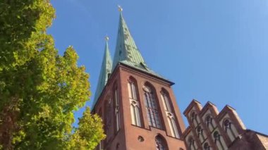 Aziz Niklas Kilisesi. Nikolaikirche. Berlin 'deki eski bir kilisenin cephesi. Berlin 'deki eski kilise.