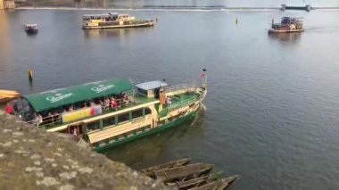 Prag 'da turist gemileri. Prag 'daki Vlatva Nehri manzarası.