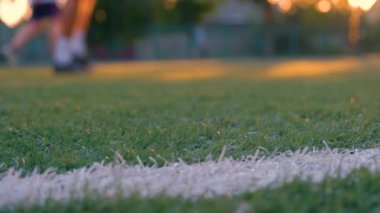 Futbol sahası yakın plan, oyuncular arka planda. Futbol antrenmanı. FIFA Dünya Kupası 2022.
