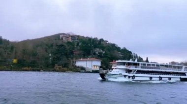 Boğaz 'da feribot yolculuğu. Feribot Boğaz boyunca yelken açar. Boğaz manzarası çok güzel..