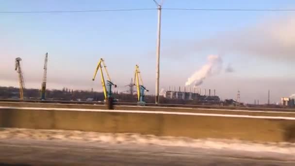 从车窗冒烟的烟囱的大型冶金工厂 环境污染 城市内的吸烟工厂 — 图库视频影像
