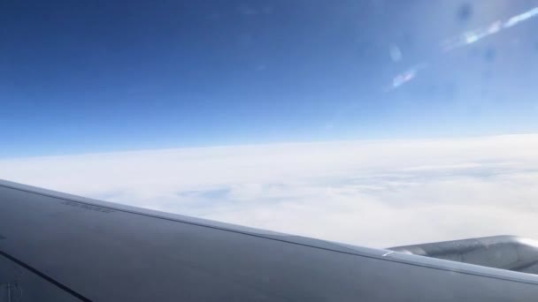 Avión Volando Través Del Ojo Buey Volando Sobre Las Nubes — Vídeo de stock