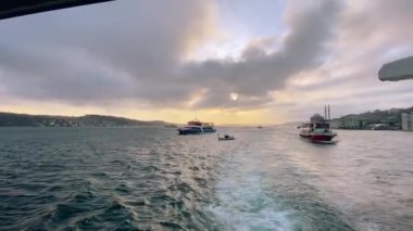 Boğaz 'da feribot yolculuğu. Feribot Boğaz boyunca yelken açar. Boğaz manzarası çok güzel..