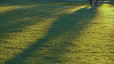 Gün batımında futbol antrenmanı. Futbolcular gün batımında futbol oynarlar. Dünya Kupası 'ndan önce antrenman.
