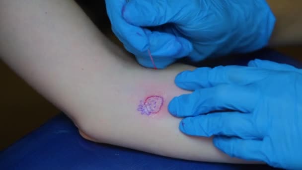 Processo Riempimento Tatuaggio Primo Piano Tatuaggio Mano Vicino Imbottitura Tatuaggio — Video Stock