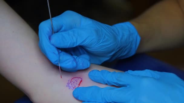 Proceso Rellenar Primer Plano Del Tatuaje Tatuaje Mano Primer Plano — Vídeos de Stock