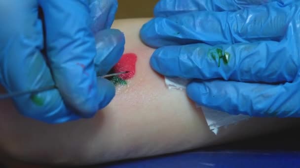 Процес Набивання Татуювання Крупним Планом Рука Витискає Татуювання Крупним Планом — стокове відео
