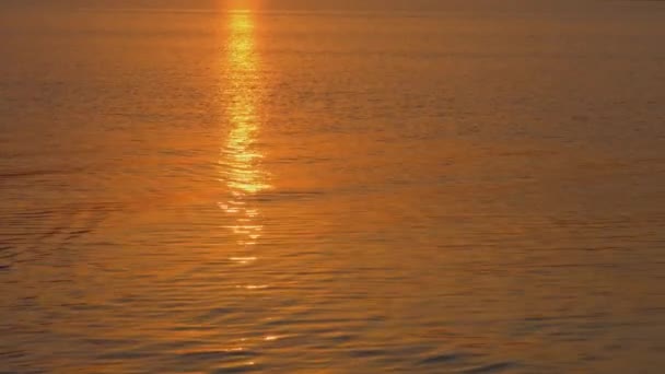 Matahari Terbenam Bawah Cakrawala Dan Dipantulkan Danau Matahari Jingga Yang — Stok Video