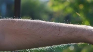 Statik elektriğe bir örnek. Statik elektrikten kıllar yükseliyor..