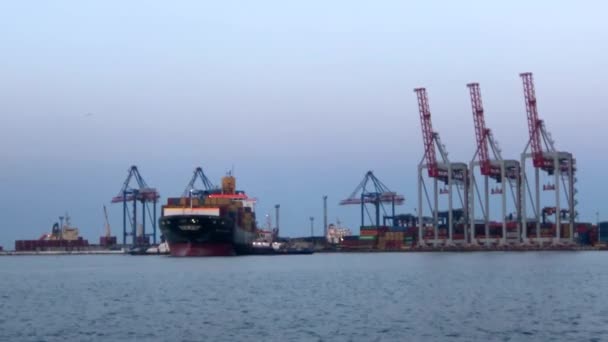 Schip Met Containers Zeehaven Het Lossen Van Een Schip Met — Stockvideo