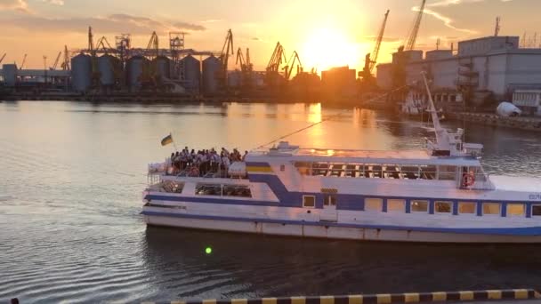 Boot Met Vlag Van Ukraine Haven Van Odessa Ukraine Plezierboot — Stockvideo