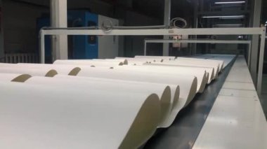 Duvar kağıdı fabrikası. Duvar kağıdı yaratma süreci. Otomatik duvar kağıdı üretim fabrikası. Duvar kağıdı üretim hattı.