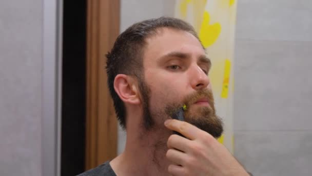 Man Shaves His Beard Electric Razor Guy Shaves His Big — Vídeos de Stock