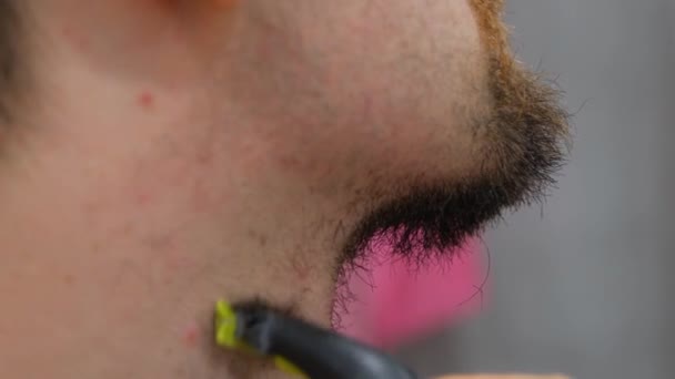 Man Shaves His Beard Electric Razor Guy Shaves His Big — Stockvideo