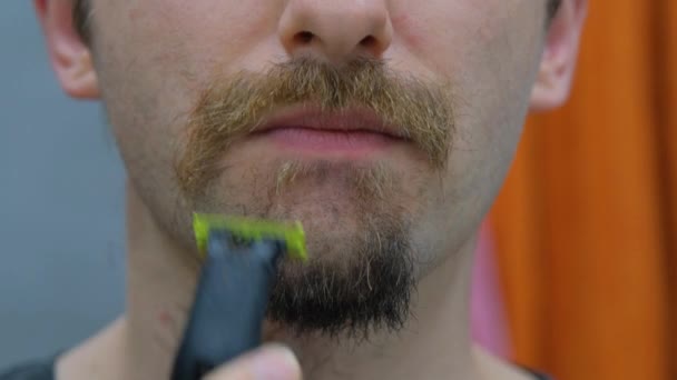 Man Shaves His Beard Close Process Shaving Beard Close Shaving — Vídeos de Stock