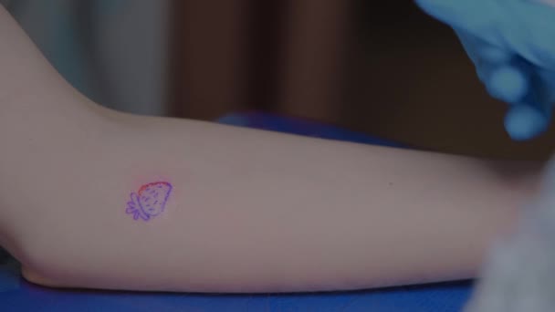 Processo Recheio Uma Tatuagem Close Mão Cutucar Tatuagem Close Enchendo — Vídeo de Stock