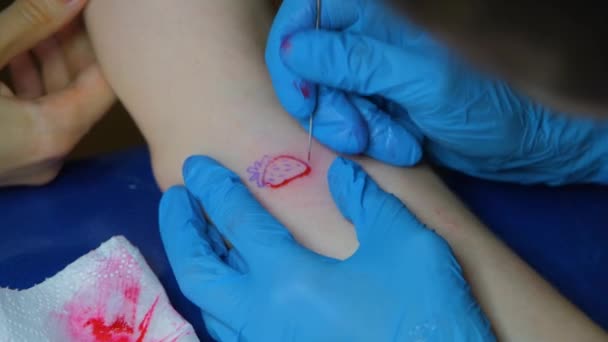 Het Proces Van Het Opvullen Van Een Tattoo Close Hand — Stockvideo