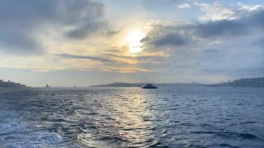 Boğaz 'da feribot yolculuğu. Feribot Boğaz boyunca yelken açar. Boğaz manzarası çok güzel..