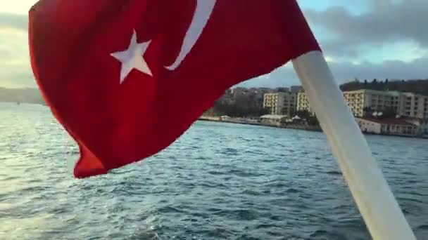 Турецкий Флаг Фоне Босфора Развевающийся Турецкий Флаг Фоне Босфора Флаг — стоковое видео