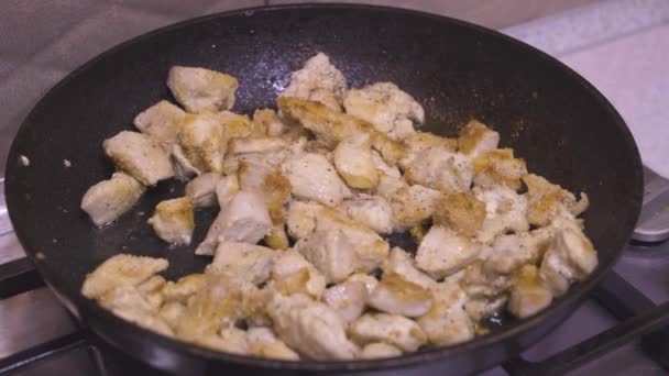 多汁的金肉 吃油炸肉 炸肉的过程 有金皮的肉 — 图库视频影像