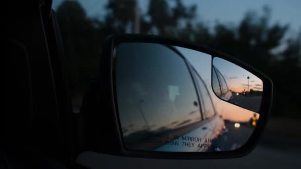 Tükrözi Naplementét Autó Visszapillantó Tükrében Autóval Utazom Visszapillantó Tükrök — Stock videók