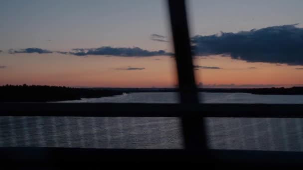 Вид Окна Автомобиля Реку Время Заката Машина Переезжает Мост Через — стоковое видео