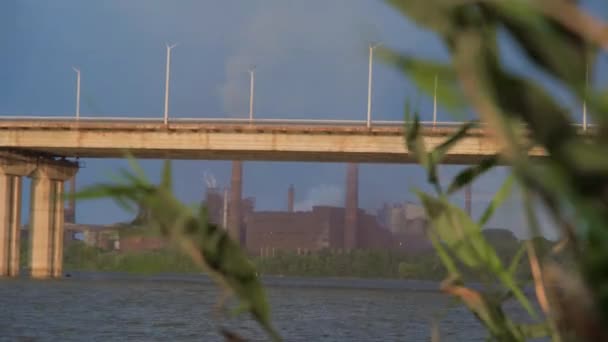 Nehrin Yanında Bacası Tüten Bir Fabrika Gün Batımında Sigara Fabrikası — Stok video