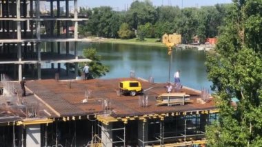 Çok katlı bir binanın inşaatı. Büyük, çok katlı bir bina inşa etme süreci. İnşaat alanında kule vinci.