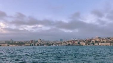 İstanbul, gün batımında güzel bir manzara. İstanbul manzarası güzelmiş. İstanbul 'un Boğaz' dan görünüşü.