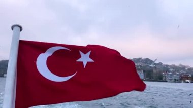 Boğazın arka planında Türk bayrağı var. Türk bayrağının, Boğaz 'ın zemininde dalgalanması. Güzel bir günbatımının arka planında hindi bayrağı.