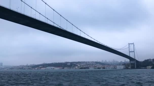 博斯普鲁斯桥在晚上 Bosophorus桥在雾中 博萨沃尔河的桥Bosphorus桥 — 图库视频影像