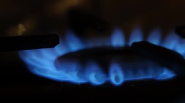 Yakıt yakma makinesi. Gaz ocağı. Ukrayna 'nın gaz ocağı. Evde yemek pişirmek. Mavi ocak..