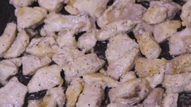 Tavuk eti tavada kızarır. Kızarmış tavuk eti. ev yemeği.