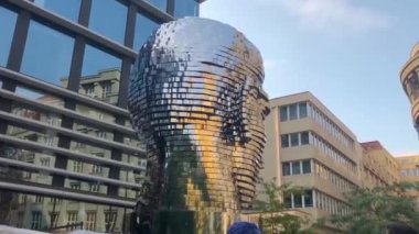 Franz Kafkas Prag 'da başkanlık yapıyor. Prag 'daki Francis Kafka' nın heykel başkanı. Prag, Çek Cumhuriyeti manzaraları.