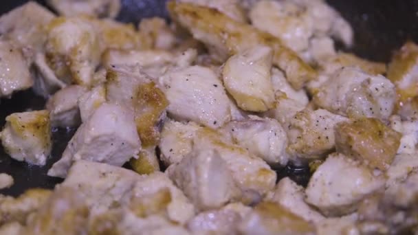 鸡肉放在锅里炸 烤鸡肉 家里做饭 — 图库视频影像