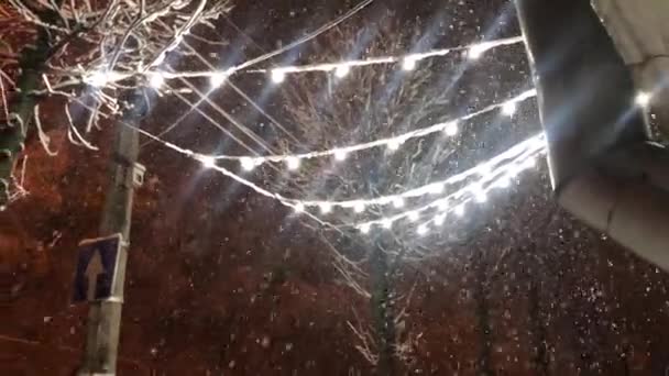 Pozadí Věnce Padá Sníh Sníh Padá Pozadí Pouličních Dekorativních Lamp — Stock video
