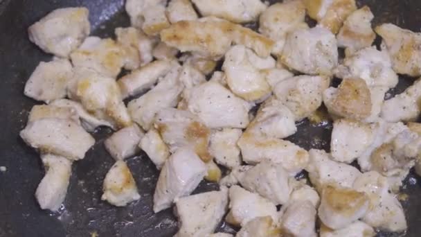 鸡肉放在锅里炸 烤鸡肉 家里做饭 — 图库视频影像