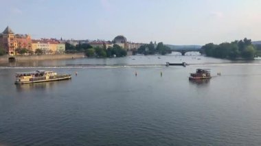 Prag 'daki tarihi merkezin panoraması. Prag 'daki Vlatva Nehri. Prag 'daki Charles Köprüsü.