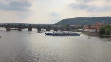 Prag 'daki tarihi merkezin panoraması. Prag 'daki Vlatva Nehri. Prag 'daki Charles Köprüsü.