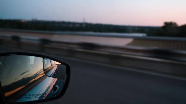 Bir Arabanın Dikiz Aynasında Gün Batımının Yansıması Arabayla Seyahat Araba — Stok video