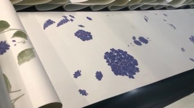 Duvar kağıdı fabrikası. Duvar kağıdı yaratma süreci. Otomatik duvar kağıdı üretim fabrikası. Duvar kağıdı üretim hattı.