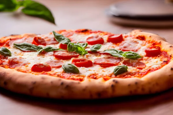 Peynirli ve diğer malzemeli lezzetli bir pizza resmi.