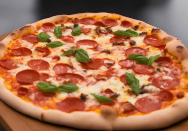 Peynirli ve diğer malzemeli lezzetli bir pizza resmi.