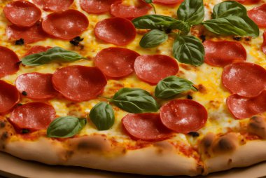 Peynirli ve diğer malzemeli lezzetli bir pizza resmi.