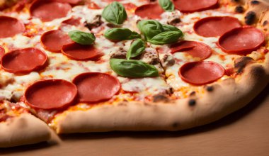 Peynirli ve diğer malzemeli lezzetli bir pizza resmi.