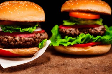 Sebzeli lezzetli hamburger resmi, klasik bir fast food ürünü.