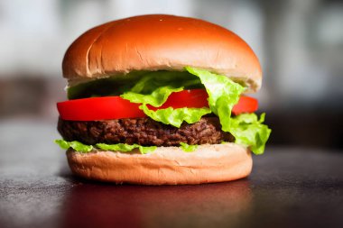 Sebzeli lezzetli hamburger resmi, klasik bir fast food ürünü.