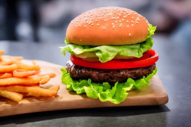 Sebzeli lezzetli hamburger resmi, klasik bir fast food ürünü.