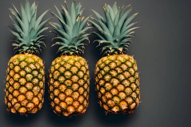 Yeşil yapraklı ve derili çiğ ananas resmi